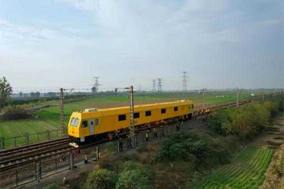 換軌車快速施工，展現(xiàn)新鐵路速度